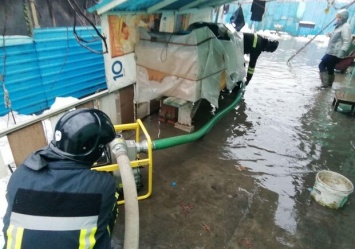 На Черемушках затопило дом: воду откачивали спасатели