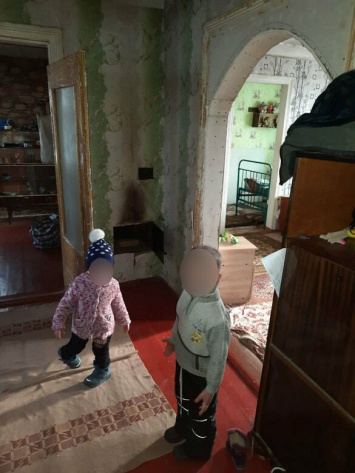 Под Харьковом пьяная мать на сутки бросила своих маленьких детей в неотапливаемом доме и без еды, - ФОТО