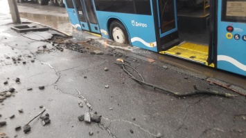 В Днепре троллейбус «провалился» в ливневку (ФОТО)