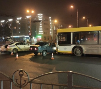 В центре Мариуполя на перекрестке не разминулись коммунальный автобус и ВАЗ, - ФОТО, ВИДЕО