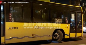 На проспекте Яворницкого крупногабаритный маршрутный автобус зацепил джип (ВИДЕО)