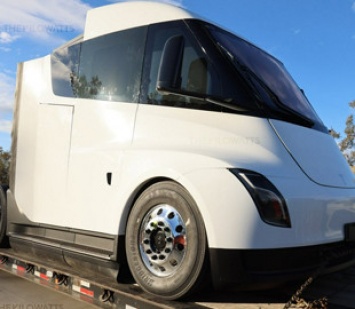 Фанаты поймали на автобане новый прототип грузовика Tesla Semi