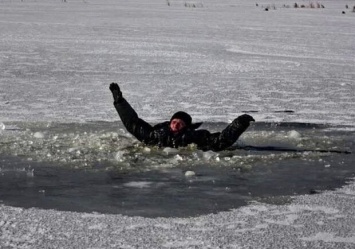 Вовремя успели: на Березняках полицейские спасли человека, который едва не ушел под лед