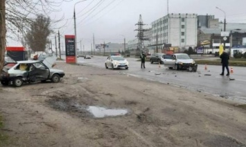 В Запорожье на Набережной столкнулись автомобили: есть пострадавшие