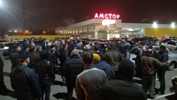 Нужно повысить тариф! В Мариуполе ночью митингуют таксисты, - ФОТО