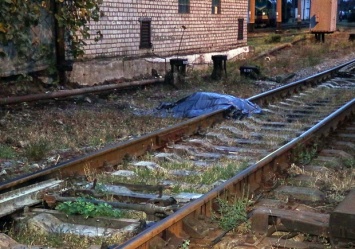 Легла головой на рельсы: под Харьковом под колесами поезда погибла молодая женщина