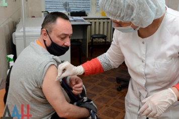 К вакцинации от коронавируса присоединились сотрудники крупнейших вузов ДНР