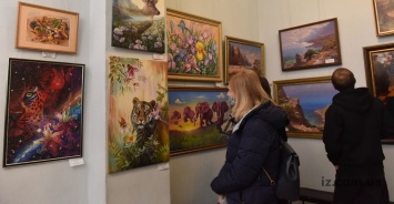 Открылась большая выставка запорожских художников - фото