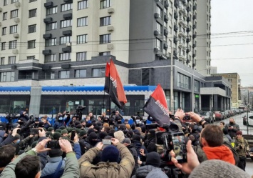 Возле телеканала "НАШ" устроили акцию протеста: активисты подрались с Нацгвардией