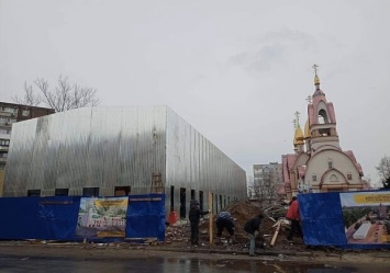 Что за уродство: на левом берегу появилось странное здание