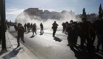 Возле греческого парламента произошли столкновения из-за законопроекта об образовании