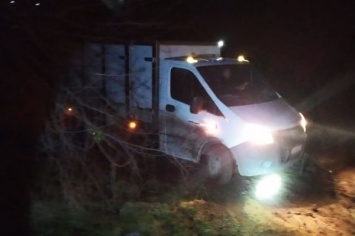 Под Кривым Рогом спасатели вызволяли хлебный фургон из грязи