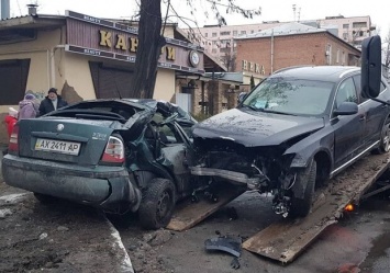 Всмятку: на Клочковской Audi влетела в припаркованные машины