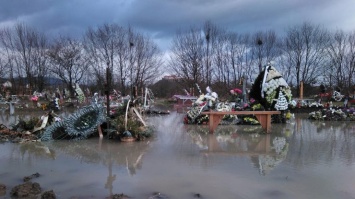 В Мукачево под воду ушло кладбище (фото)