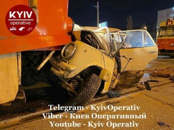 В Киеве легковушка на полном ходу протаранила трамвай, есть пострадавшие, - ФОТО