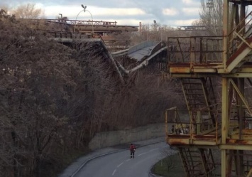 Не выдержал ветра: на "Запорожстали" рухнул мост (фото)