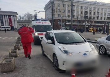 Потащил за собой: в Днепре водитель защемил руку патрульному стеклом и поехал