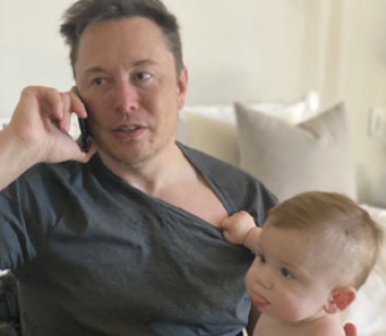 Илон Маск впервые показал лицо своего малыша-сына
