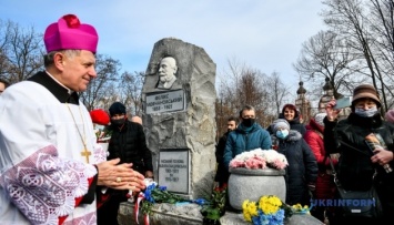 Иоанн Павел II и мэр прошлого столетия: в Запорожье открыли два памятника