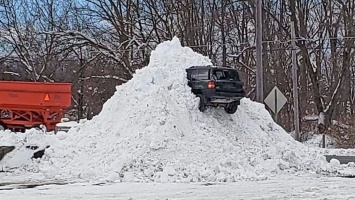 Никто не понял, как этот Jeep застрял в огромной куче снега на большой высоте. Есть объяснение (ВИДЕО)