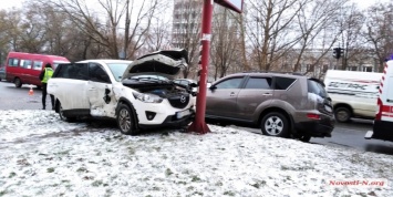 В Николаеве Mitsubishi врезалась в Mazda, четыре человека пострадали