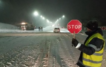 Сильный снегопад парализовал трассу "Киев - Чоп". Фото