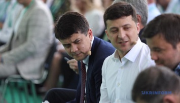 Украинцы больше всего доверяют Разумкову и Зеленскому