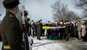 В Черкасской области простились с бойцом, который погиб в зоне ООС