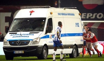 В Португалии карета "скорой помощи" заглохла прямо посреди поля - игрокам пришлось ее толкать