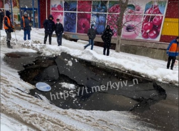 В Киеве на дороге образовалась огромная яма. Движение ограничили, - ФОТО