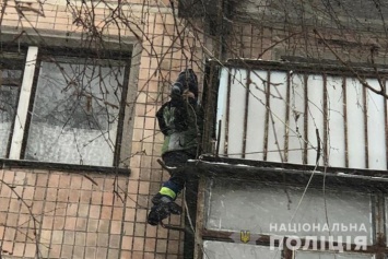 В Тернополе мальчик зацепился капюшоном и повис за балконом на высоте 4 этажа (ВИДЕО)