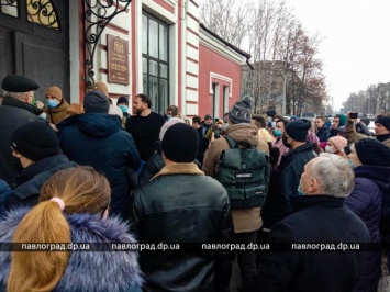 Под Днепром «общественный суд» над нардепом чуть не дошел до драки