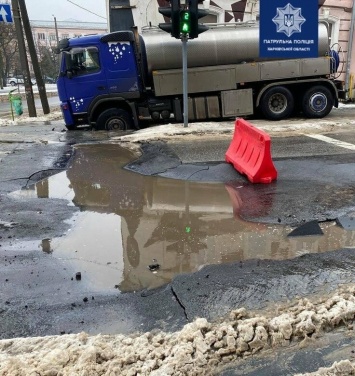 В Харькове под тяжестью грузовика с цистерной обрушился асфальт: машина перекрыла движение, - ФОТО