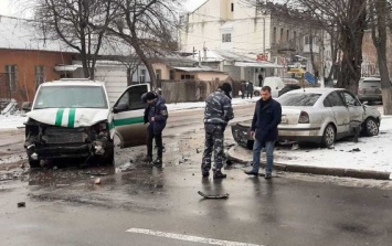 В центре Николаева в аварию попал инкассаторский автомобиль