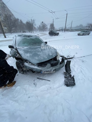 В Днепре снежная буря спровоцировала коллапс на дорогах: фото, видео