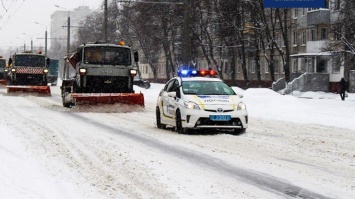Под Ривне пьяный водитель школьного автобуса с детьми попал в снежную ловушку (фото)