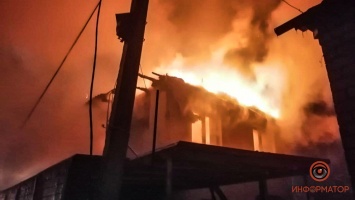 В Днепре в дачном кооперативе горит трехэтажный дом