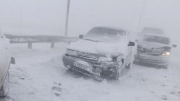 В Крыму из-за снегопада произошло ДТП с участием 32 машин (видео)