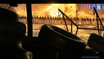 Революция Достоинства: на Майдане раздавали «валентинки», а на Грушевского горели шины