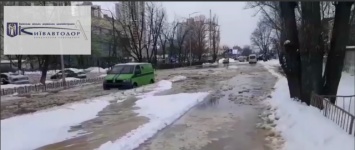 В Киеве из-за прорыва трубы ограничили движение трамваев и автомобилей на двух улицах