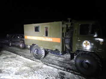 Спасатели Николаевщины ночью освободили "скорую" из снежного плена