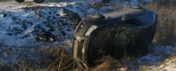 В Запорожской области на скользкой дороге перевернулась иномарка