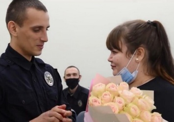 Коп из Одессы сделал коллеге предложение руки и сердца: смотри видео