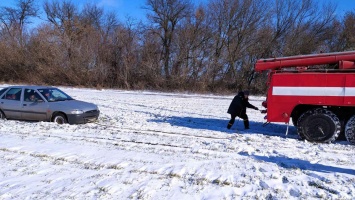 Под Томаковкой автомобиль попал в снежную ловушку