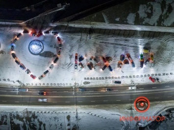 В честь Дня влюбленных на Фестивальном причале Днепра создали сердце из автомобилей (ФОТО)