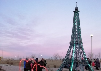 Чтобы не ехать в Париж: под Запорожьем установили "Эйфелеву" башню