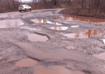 Можно остаться без колес: в Кривом Роге дорога покрылась "кратерами"