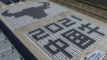 В КНР выстроили гигантскую мозаику из легковушек