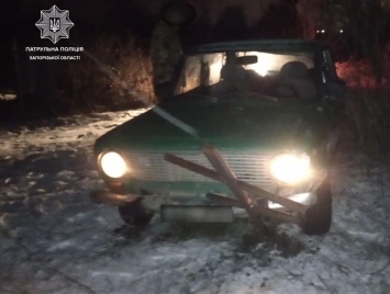В Запорожье нетрезвый водитель, пытаясь скрыться от полиции, снес крест на кладбище