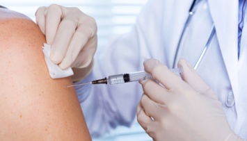 Массовую COVID-вакцинацию считают необходимой более 40% украинских медиков
